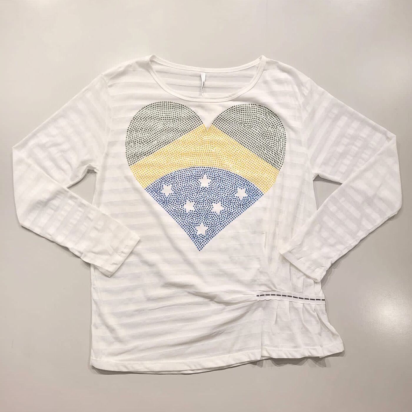Blusa branca de manga longa com estampa da Bandeira do brasil em coração