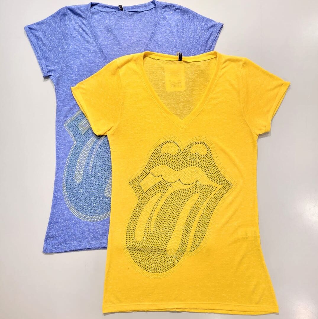 T-shirt manga curta gola V Brasil copa, com aplicação de pedraria estampa língua